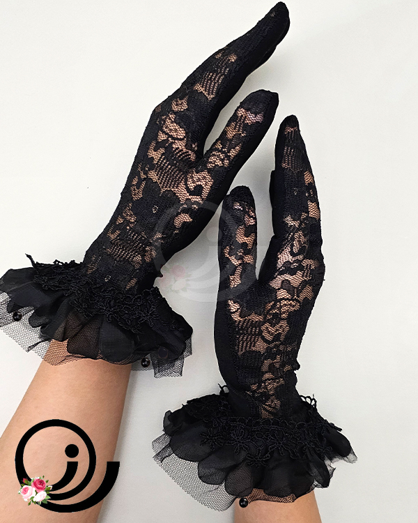 نمونه دستکش مشکی گیپوری بر روی دست