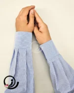 ساقدست راه راه آبی روی دست