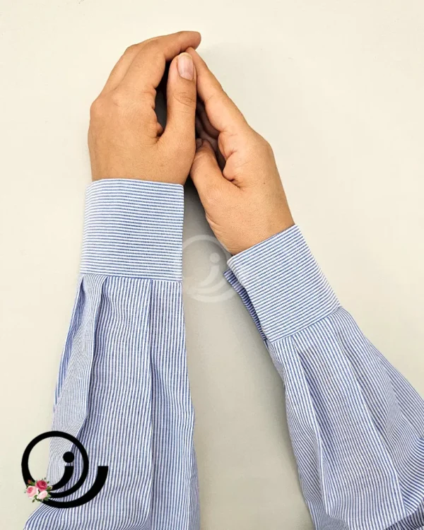 ساقدست راه راه آبی روی دست