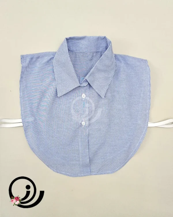 نمای یقه حجاب راه راه آبی از جلو