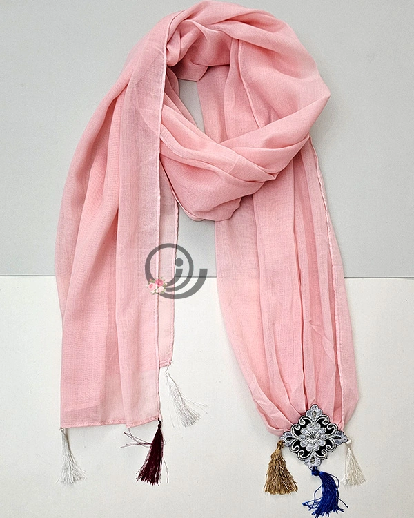 شال سنتی صورتی روشن روی میز