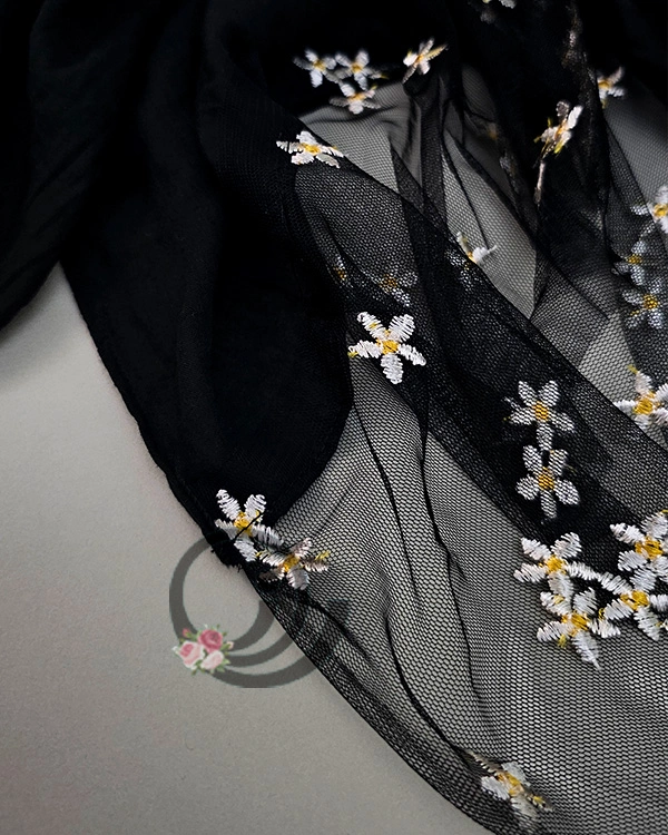 جزییات روسری مشکی وال اسلپ با حاشیه توری گلدار