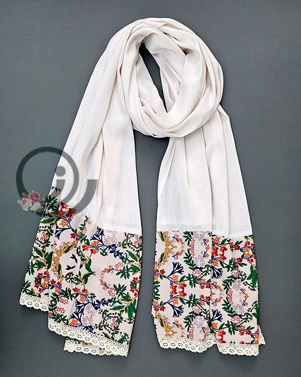 شال پنکیکی با حاشیه گلدار روی میز