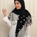 روسری وال مشکی گل بابونه با لباس سفید