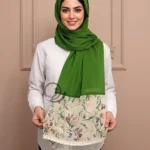 شال سبز وال با حاشیه گلدار روی سر
