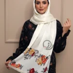 شال شیری حاشیه دار با گل های آتشین روی سر