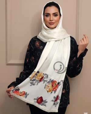 شال شیری حاشیه دار با گل های آتشین روی سر