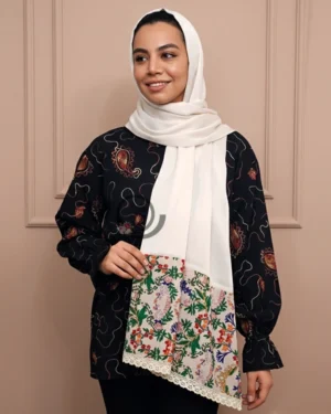 شال پنکیکی با حاشیه گلدار روی سر